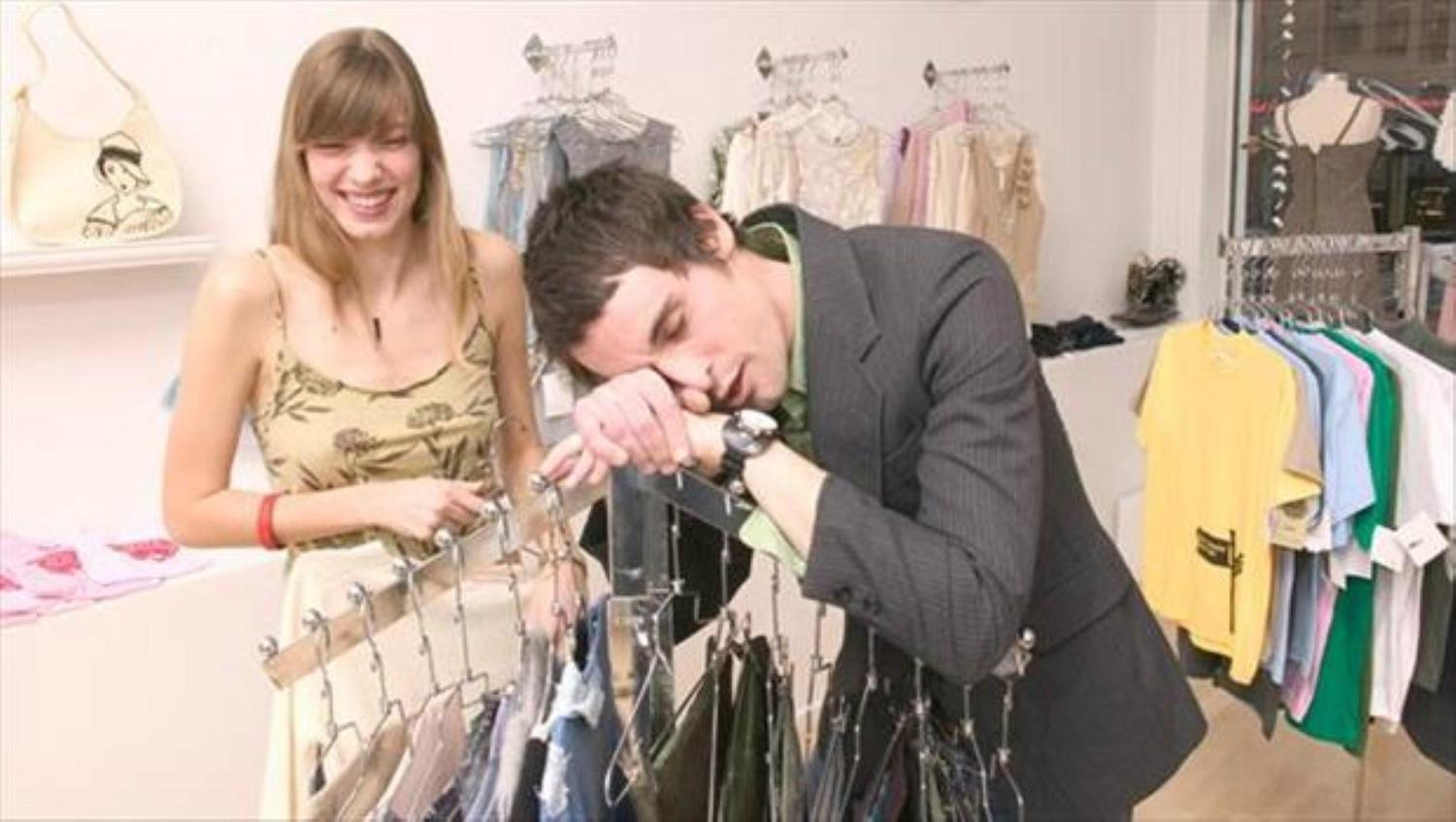 Муж и жена в магазине одежды